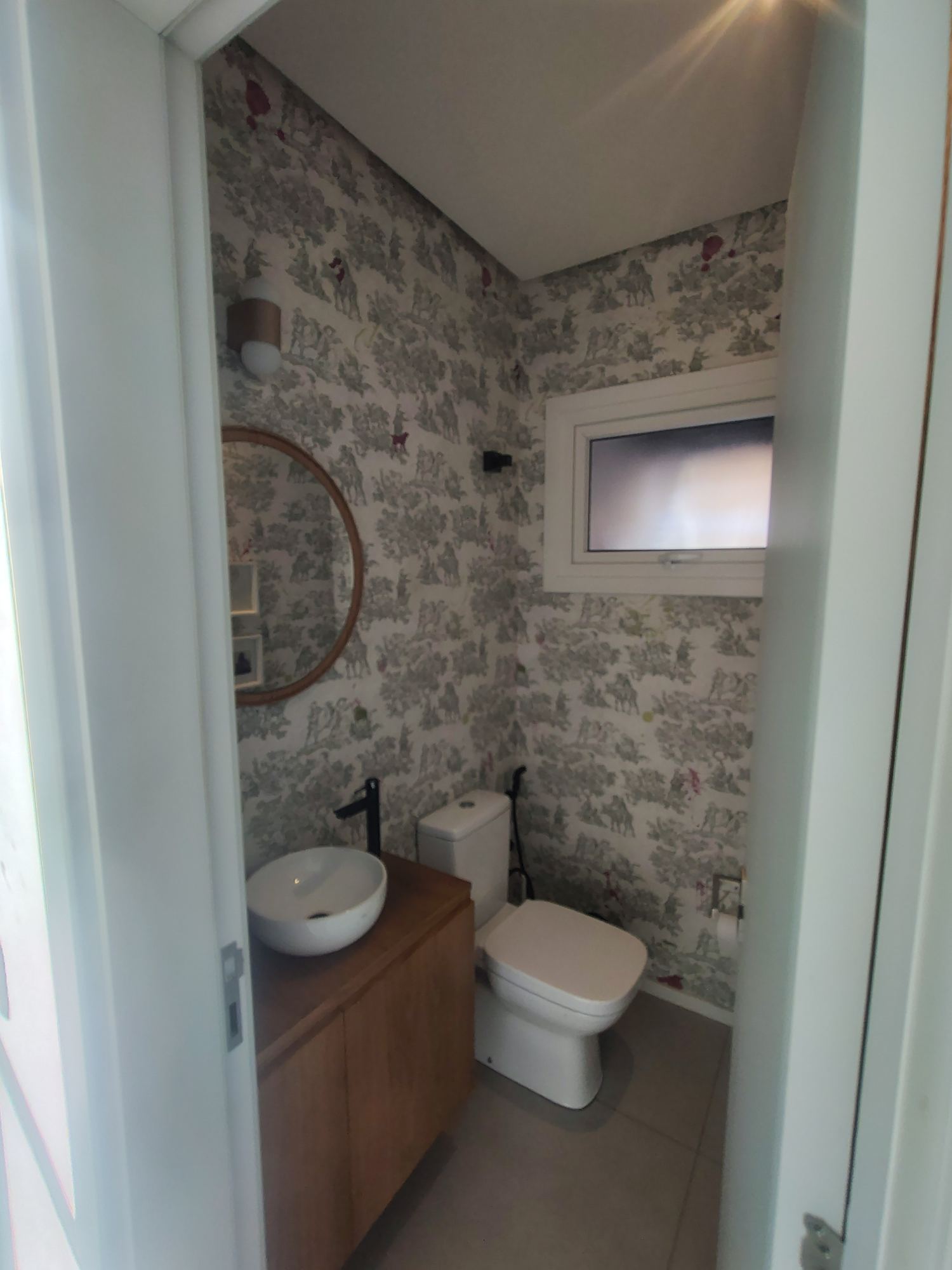 Lavabo com papel de parede estampado