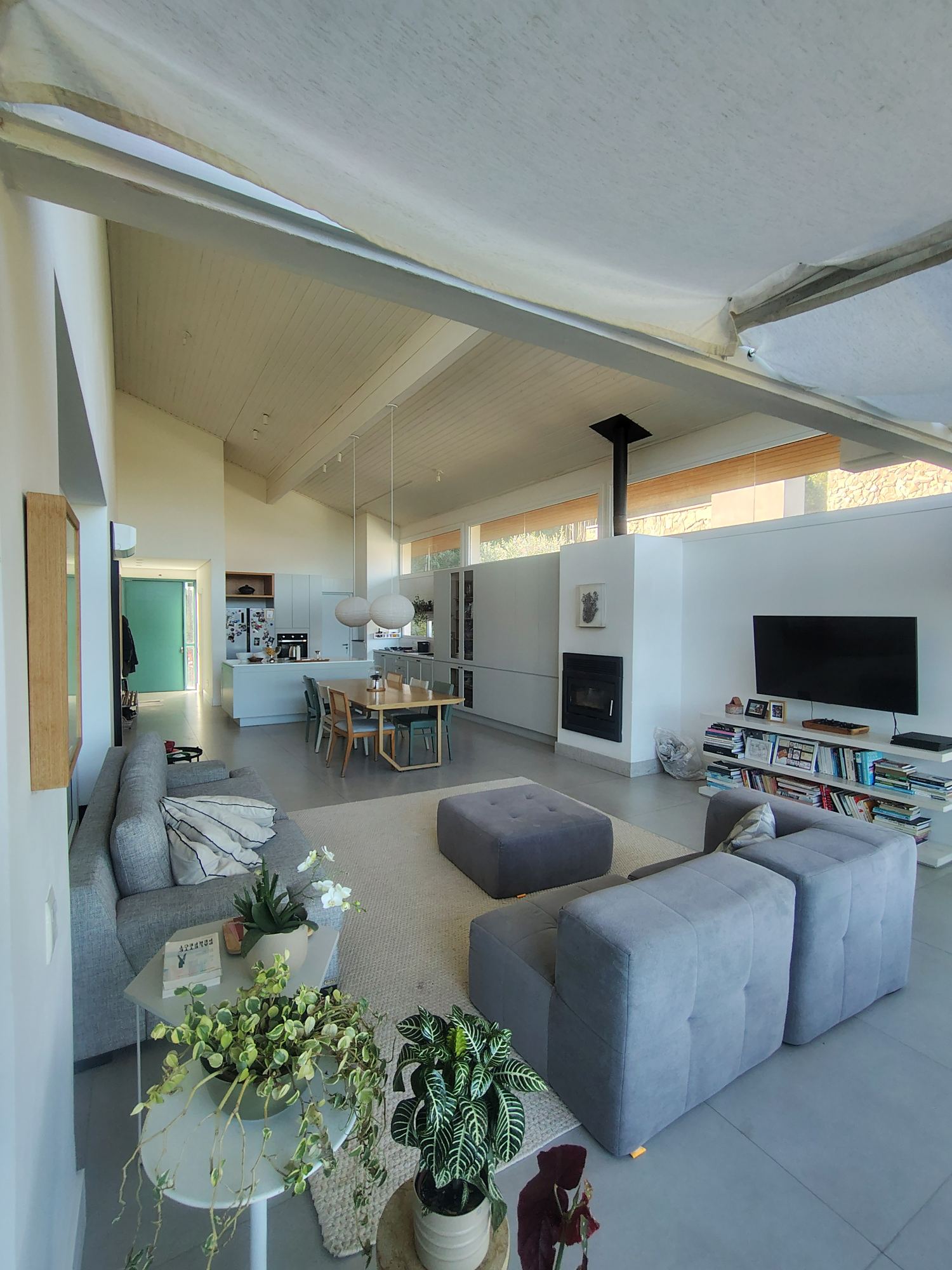 Sala de estar com sofás, lareira e televisão