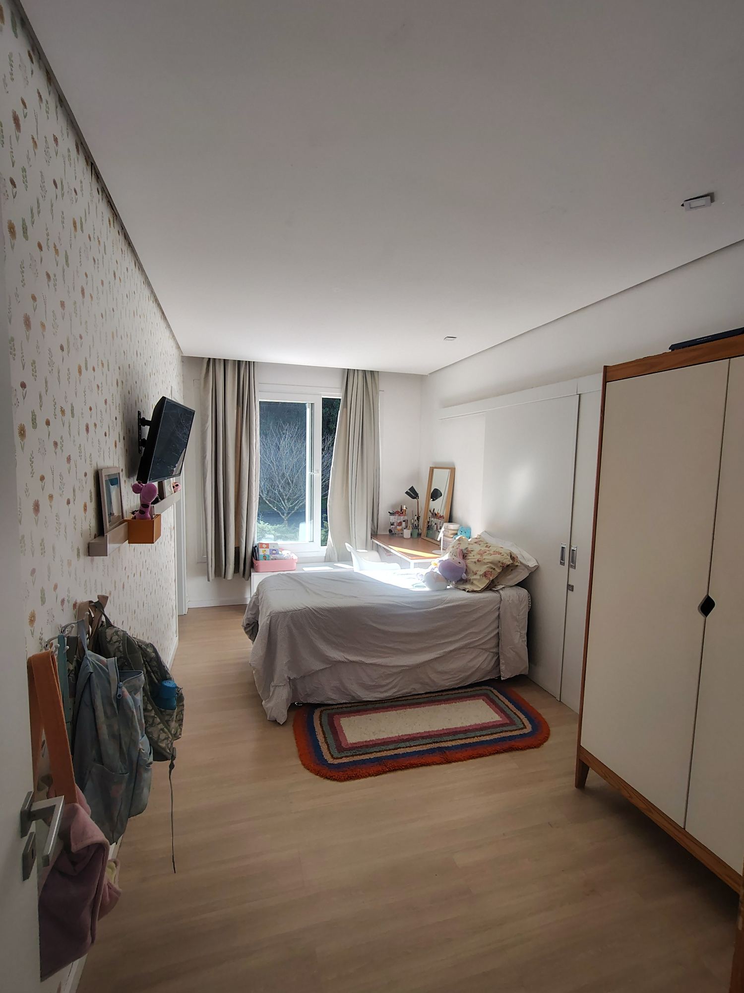 Quarto infantil com papel de parede floral