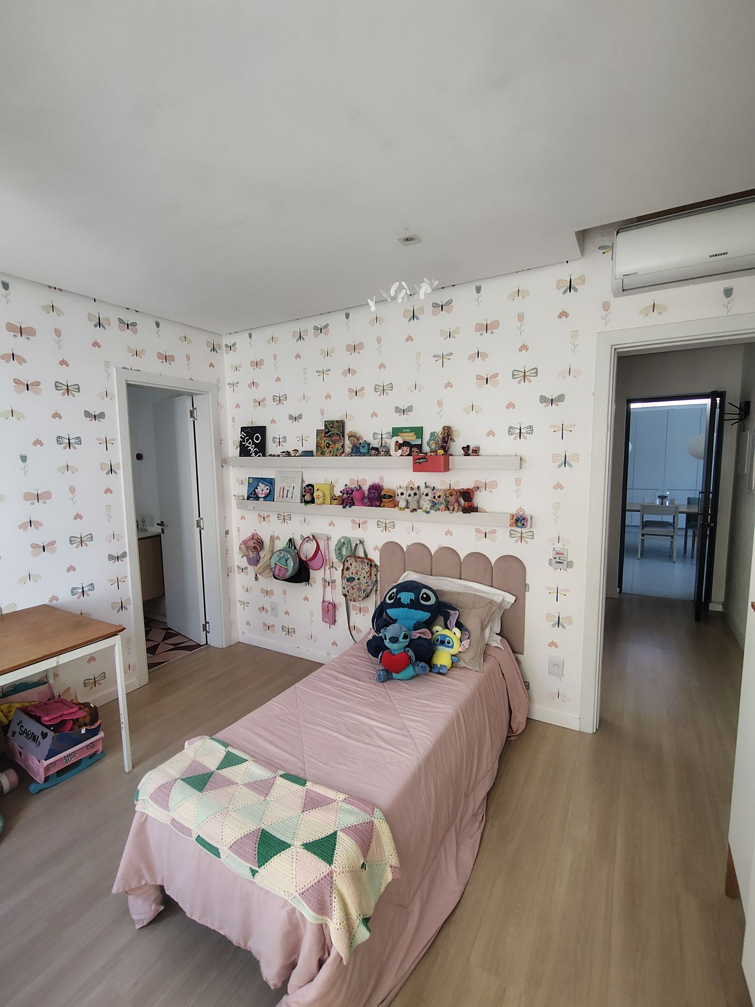 Quarto infantil com papel de parede de borboletas