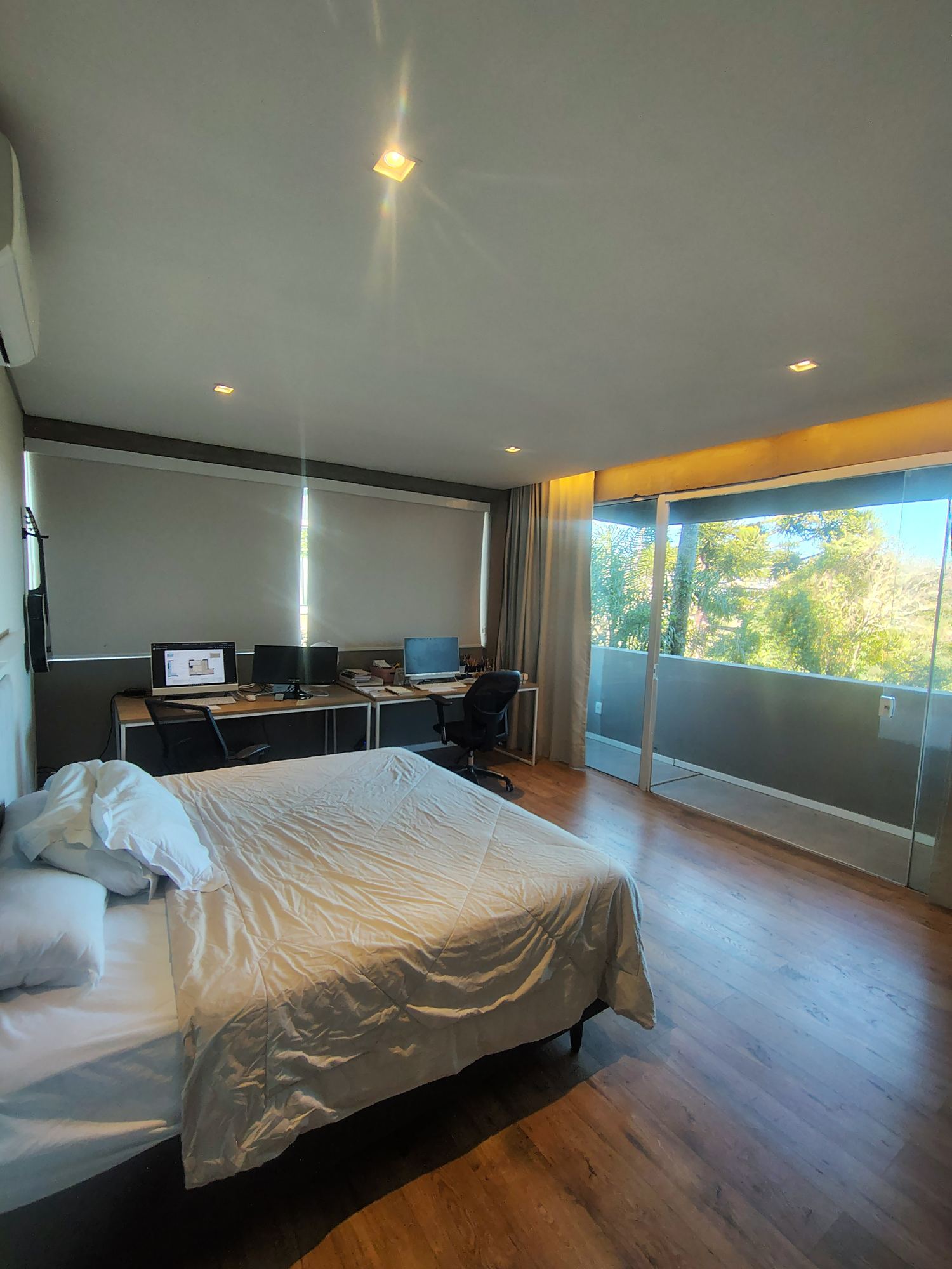 Suíte com espaço de home office e sacada