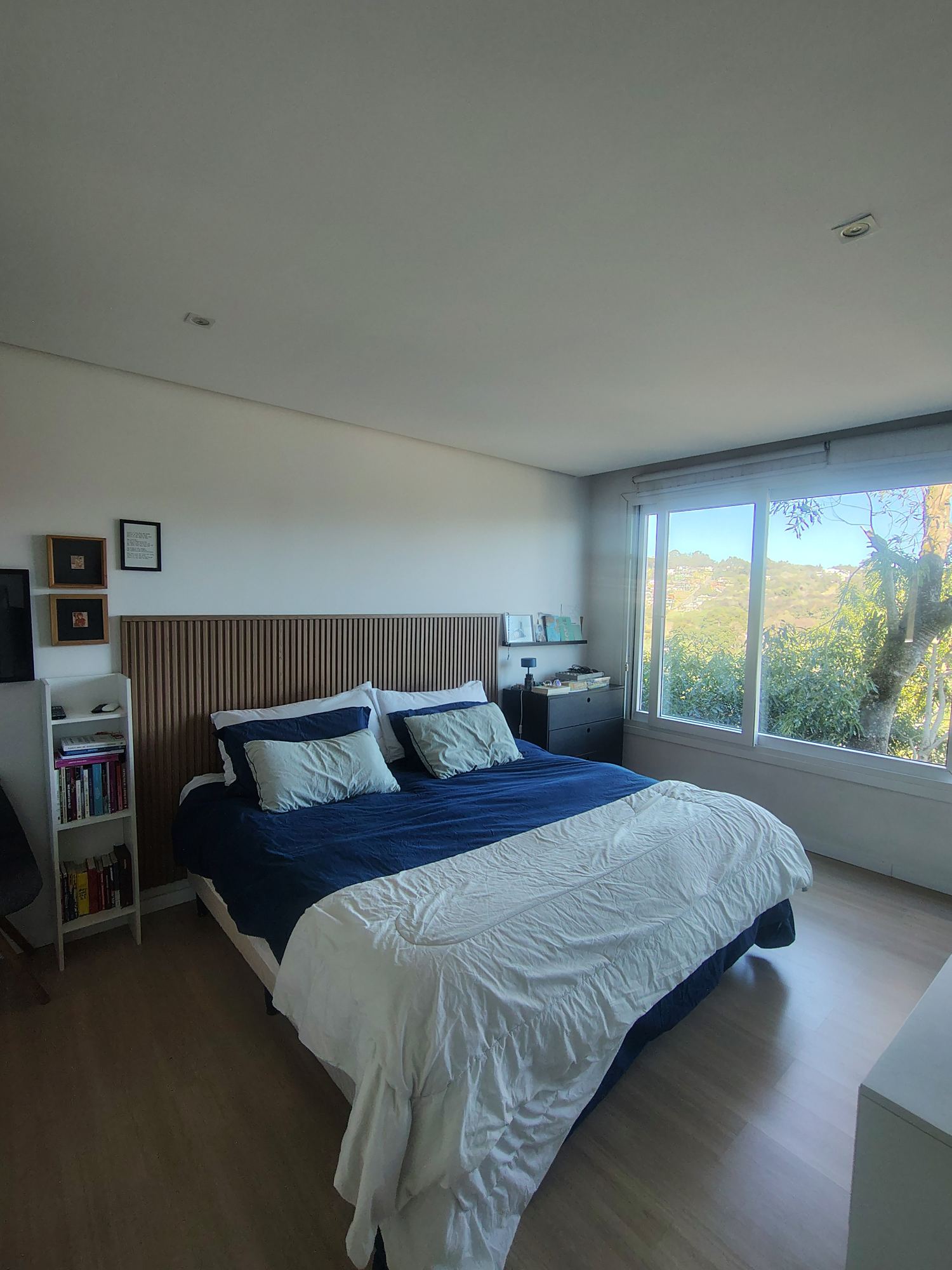 Suíte master com cama de casal e vista para as montanhas